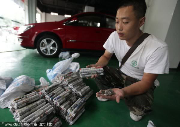 Mobil Dibarter Dengan Uang Receh Seberat 300 Kg [ www.BlogApaAja.com ]