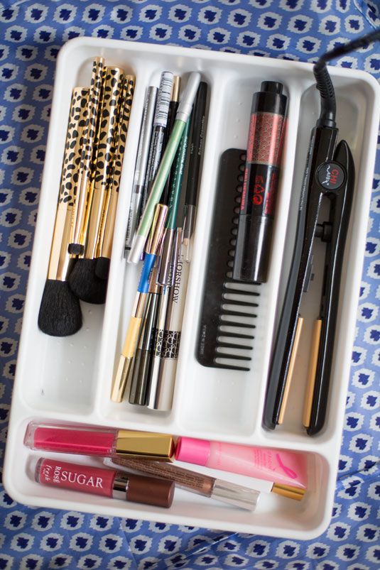  photo 7Separateyourproductsbycategoryinsideofakitchenutensiltraytoorganizeyourmakeupdrawer_zpscff676fd.jpg