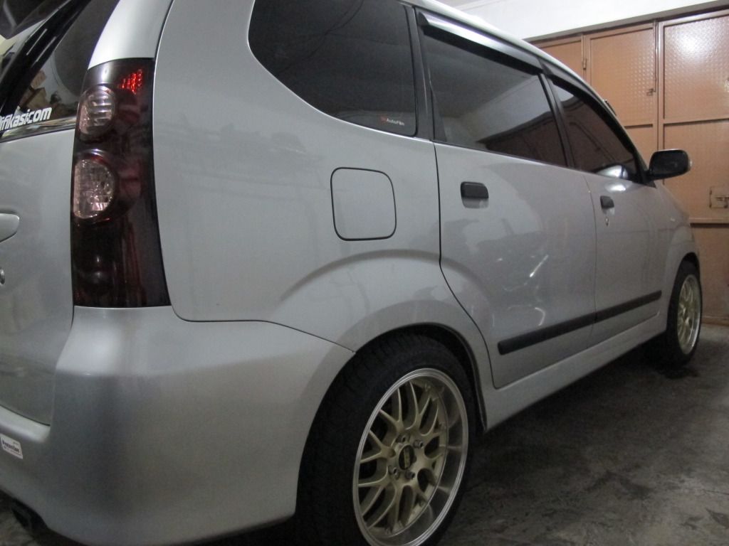 Silver Metallic Toyota Avanza 2010